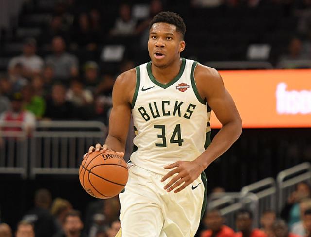 她在球场上 她在球场上